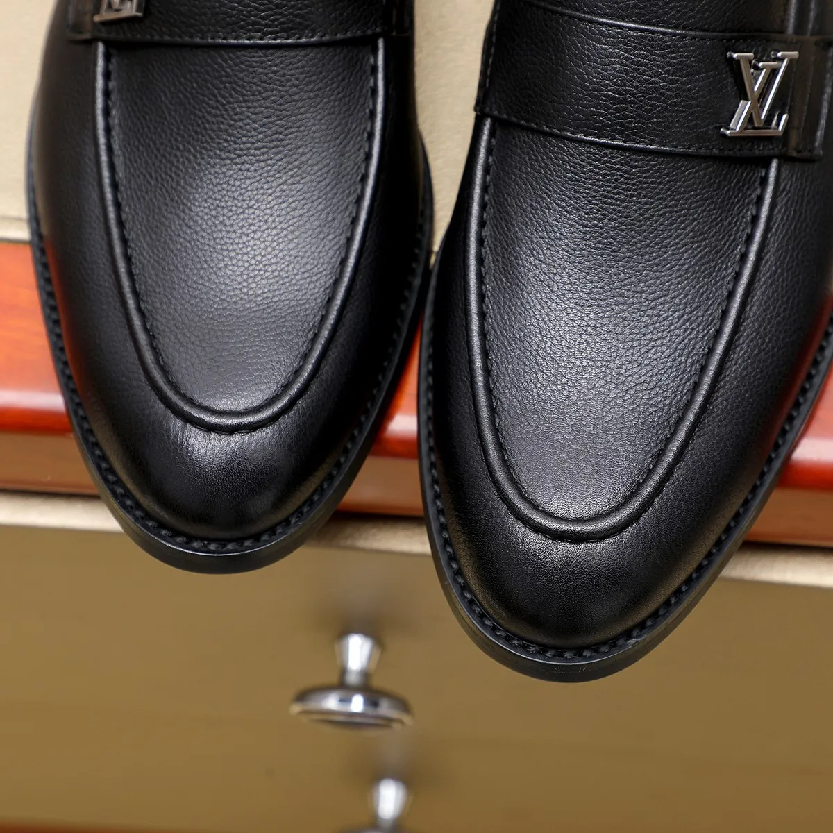Men's Men's Shoes 💰420 💰[Louis Vuitton] LV high-end business formal leather shoes! ! Luxurious and elegant style, equal emphasis on practicality and style, professional focus on details and quality, counter original 1⃣️: 1⃣️ super accurate reproduction👍🏻! Material: The upper is made of imported original soft 🐂cowhide ➕imported first-layer sheepskin lining. Original anti-slip and wear-resistant outsole! Code number: 39--45, (38.46 custom-made) Large quantities in stock!